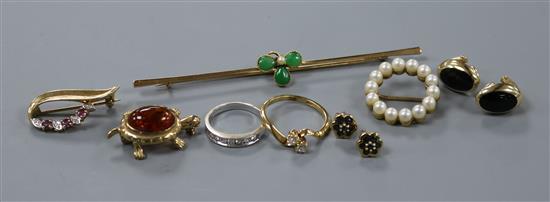 An 18ct gold and two stone diamond crossover ring and other mixed jewellery including bar brooch etc.